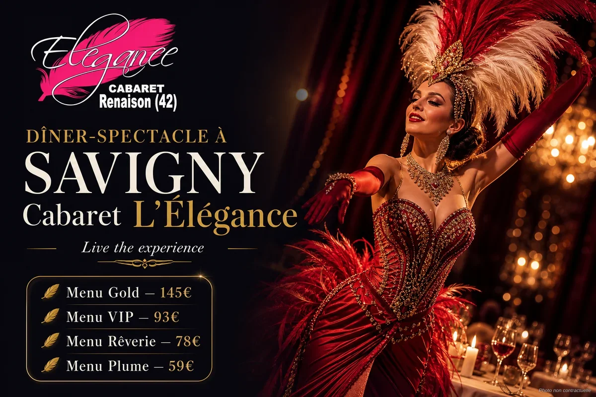 Salle de spectacle du Cabaret L'Élégance à Renaison décorée avec élégance, tables dressées et scène illuminée